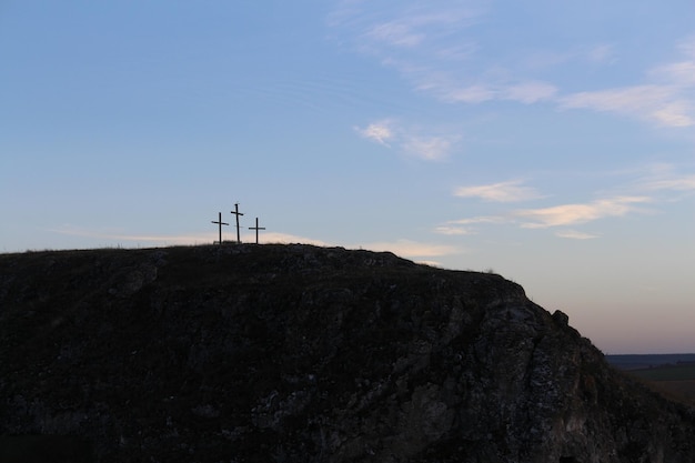 사진 언덕 위 에 있는 십자가 들 의 그룹