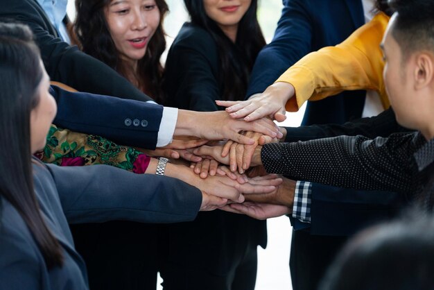 사진 다양한 사람들이 손을 모으고 단합된 팀워크와 우정을 보여주며 젊은 사업가와 사업가가 한 팀으로 합류하는 모습을 가까이서 볼 수 있습니다 지적