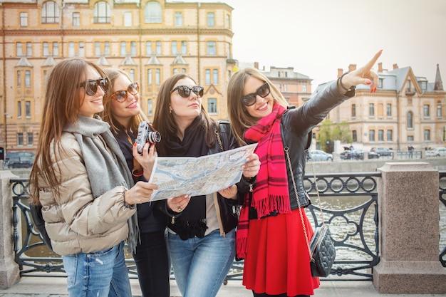写真 女性観光客のグループが地図を見ています。
