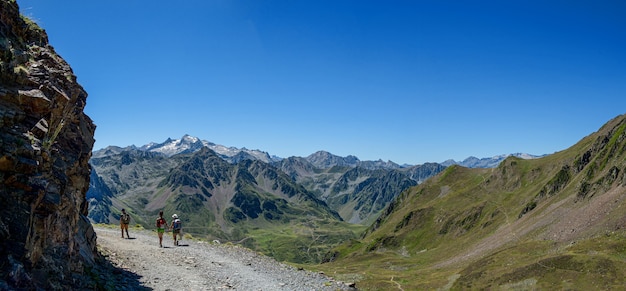 写真 フランスのピレネー山脈のハイカーのグループ