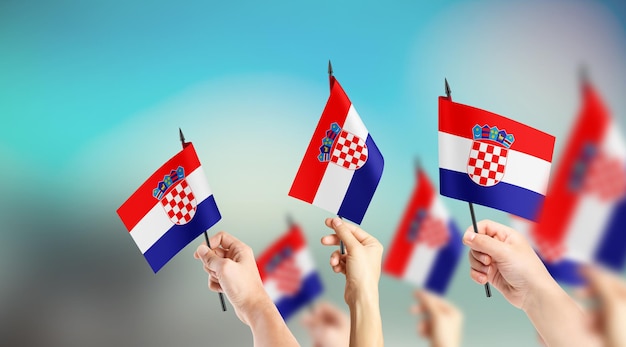 사진 한 무리의 사람들이 손에 크로아티아의 작은 발을 들고 있습니다.
