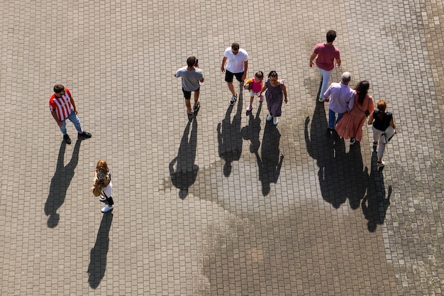 写真 人々のグループが歩道を歩いている