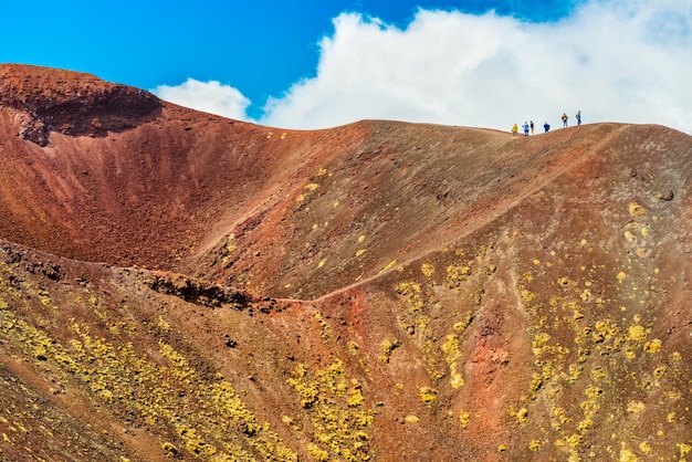 Фото Группа людей, стоящих на краю кратера вулкана, этна, сицилия, италия