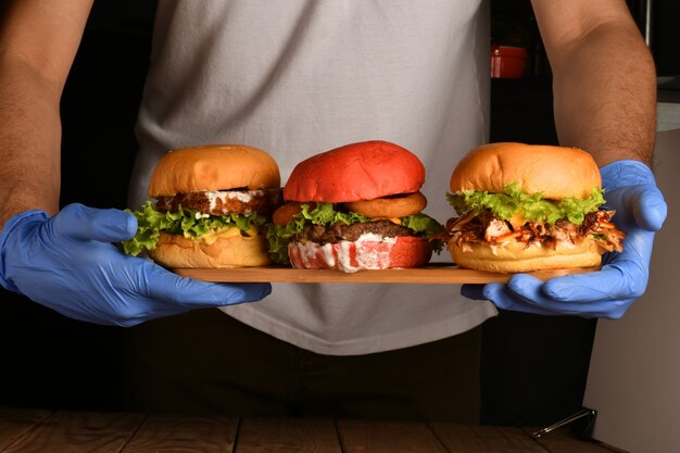 写真 ハンバーガーは、ひき肉の1つまたは複数の調理済みパテで構成されるサンドイッチです。
