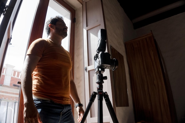 Фото Красивый бородатый латиноамериканец фотографирует дом профессиональной камерой