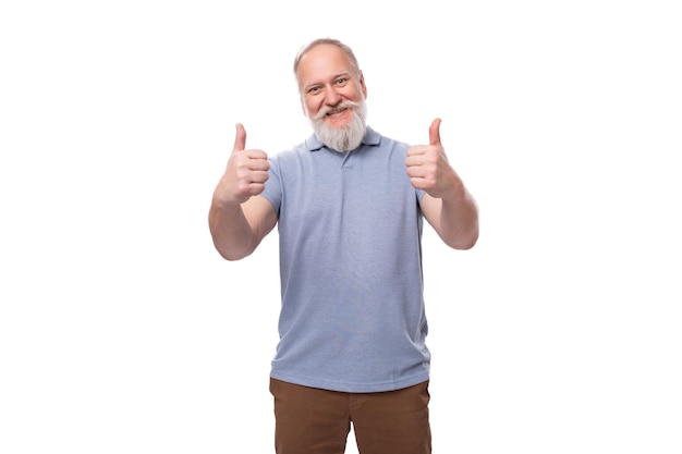 Фото Красивый пожилой мужчина с седой бородой и усами в футболке полон энергии и здоровья