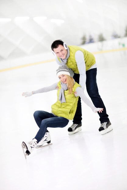 写真 アイススケートリンクで幸せなカップル