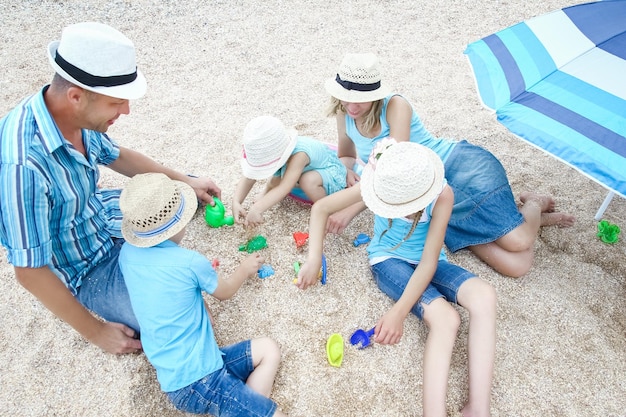 사진 모래 배경 에 바가 에서 놀고 있는 행복 한 가족
