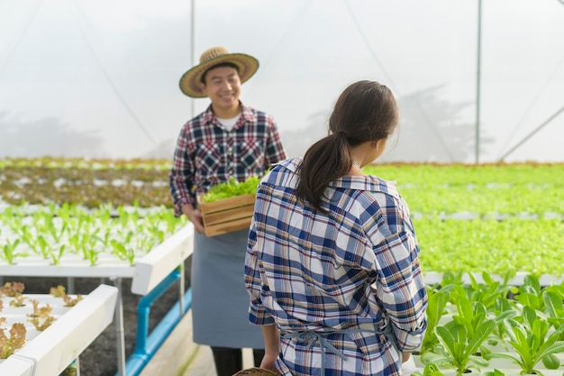 사진 수경 온실 농장에서 일하는 행복한 농부 가족 깨끗한 음식과 건강한 식생활 개념