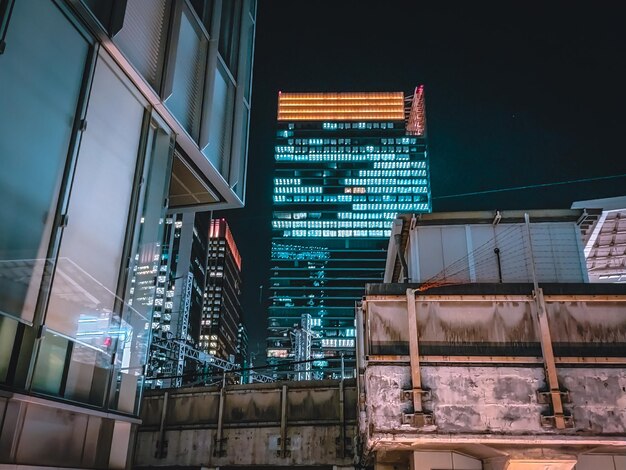 写真 古い建物の後ろにある高層ビル