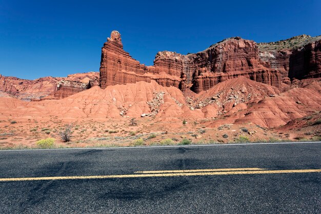 Шоссе, проходящее через красные скальные каньоны