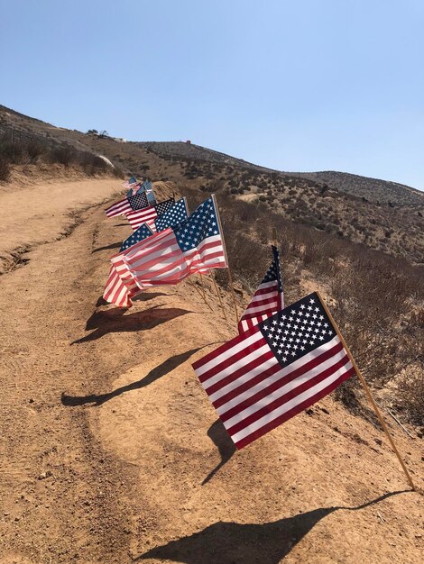Фото Пешеходная тропа, выложенная американскими флагами в пустыне напротив неба
