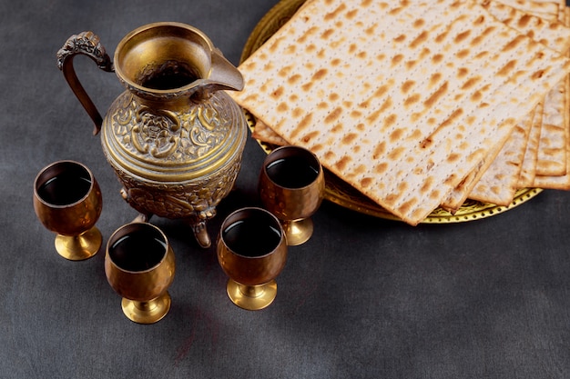 Фото Еврейский мацкий хлеб с четырьмя бокалами вина. концепция праздника пасхи