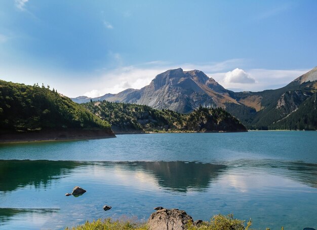 写真 背景に山がある湖