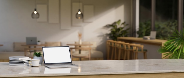 사진 최소한의 스칸디나비아 커피숍의 탁상에 있는 노트북 모형