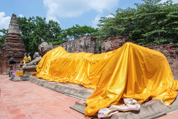 写真 タイのアユタヤ州にある黄色い袍を着た横たわっている仏像