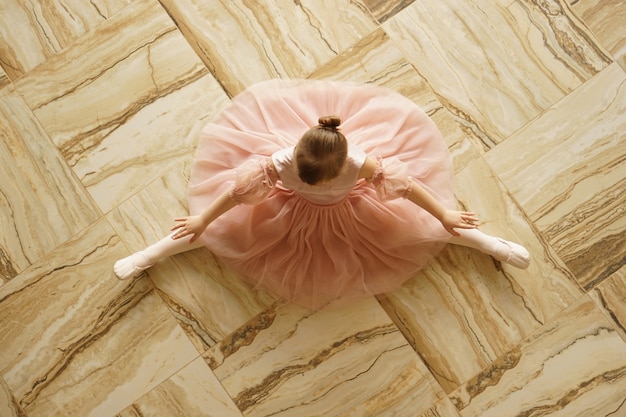 写真 家で小さなバレリーナが踊る