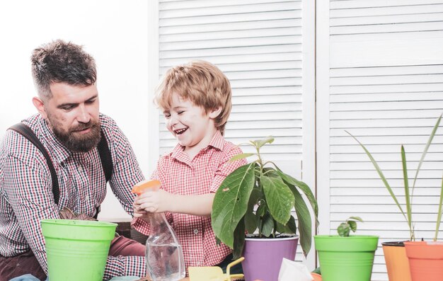 写真 小さな金髪の植栽少年ハーブと彼女の父エコクラスと子供茎ホームトレーニング幸せな家族