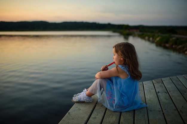 写真 小さな女の子がロリポップを手に持った