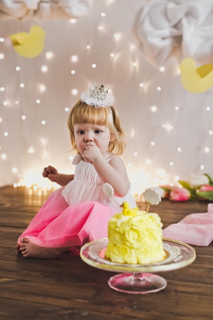 Фото Маленькая девочка сидит перед сладким тортом 5379