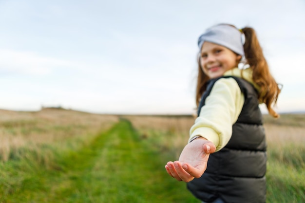 写真 小さな女の子が男の手を握って道を歩く