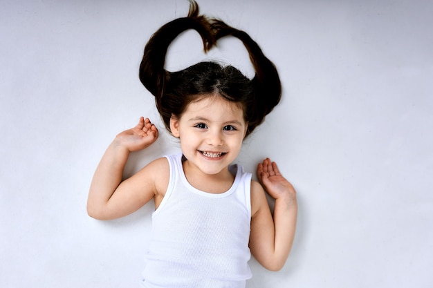 사진 그녀의 머리를 아래로 한 어린 소녀.