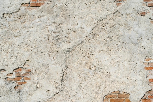 Фото Немного очищенная старая кирпичная стена на открытом воздухе