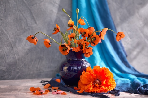 A Little Red Poppies Bouquet in blauwe keramische vaas