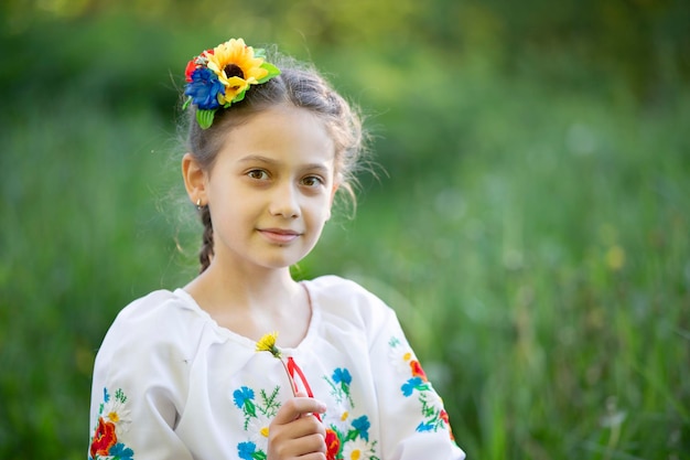 写真 夏の背景に刺繍のシャツを着たウクライナとベラルーシの少女