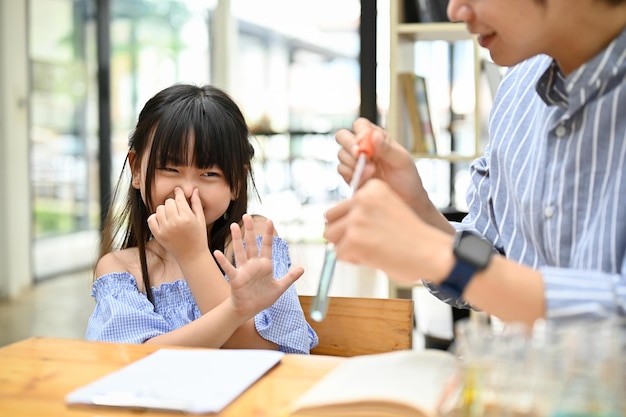 写真 素敵なアジアの若い女の子が手で鼻を覆い、ストップジェスチャーをします