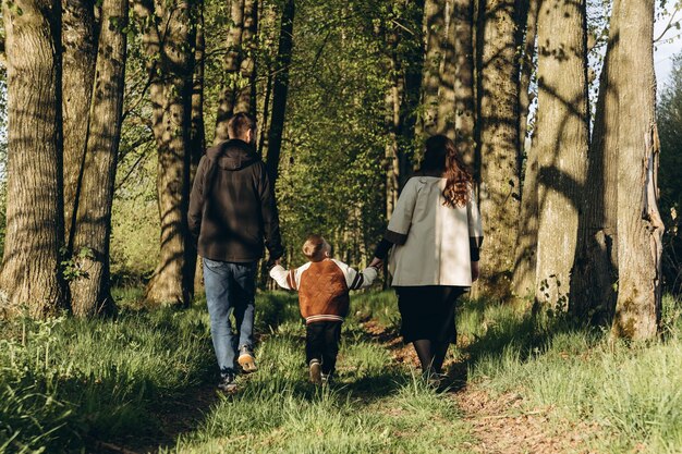 사진 사랑 하는 가족 이 공원 에서 편안 한 산책 을 즐기고 있다