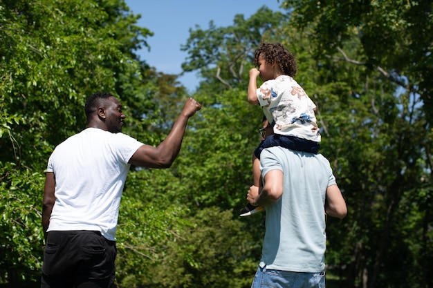 写真 公園を散歩する男性と子供