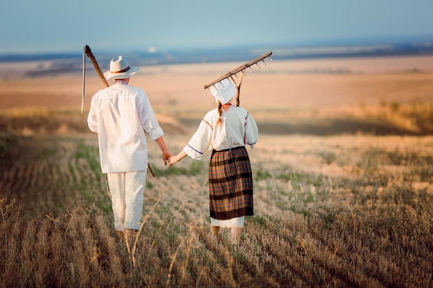 写真 男と女が畑で収穫