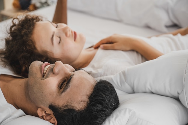사진 한 남자와 여자는 침대에 누워