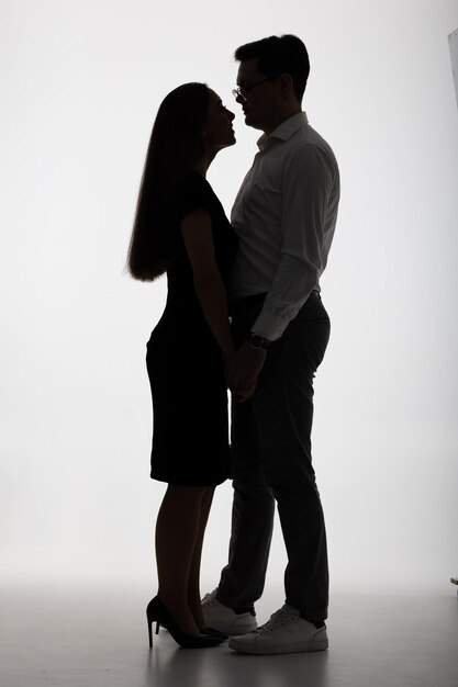 Фото Мужчина и женщина целуются на белом фоне