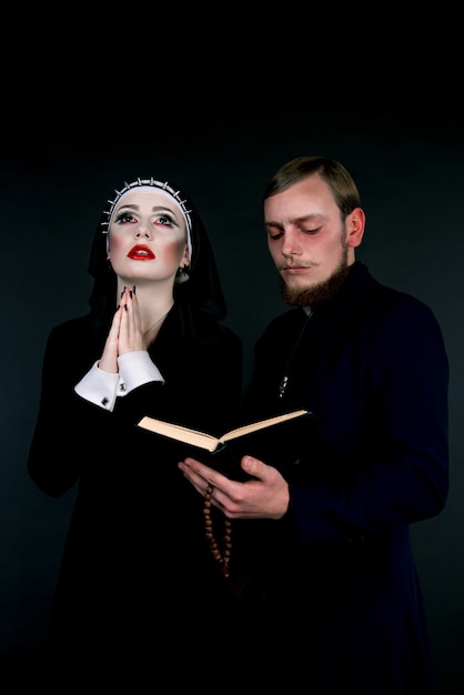 Фото Мужчина и женщина, одетые как священнослужители
