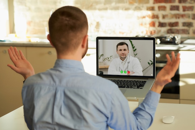 Фото Человек на прием к врачу на видео звонок на своем ноутбуке у себя дома.