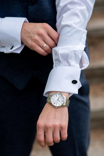 写真 腕時計で時間を確認する男性