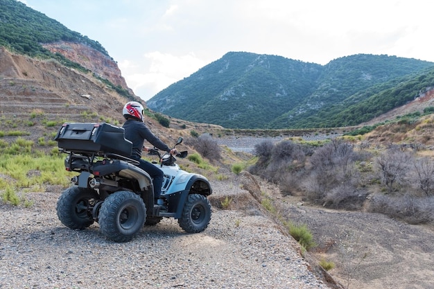 写真 男がオフロードでatvを運転しています