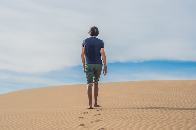 사막을 걷고있는 남자 베트남, 무이네