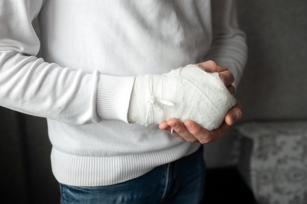 Фото Сломанная рука мужчины в гипсе