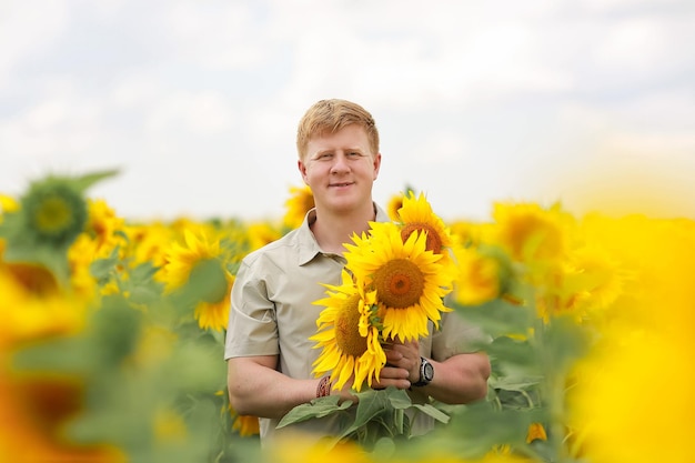 写真 ひまわり畑に立つ男。