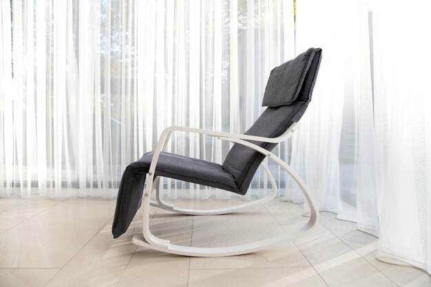 사진 현대적인 흔들의자는 넓은 방에 있는 편안한 착석의자입니다.