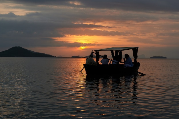 写真 トゥンイーペン、ランタ島、クラビ、タイのローカルゴンドラでのモーニングクルーズ。