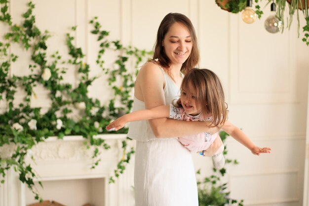 写真 リビングルームで踊る母と娘