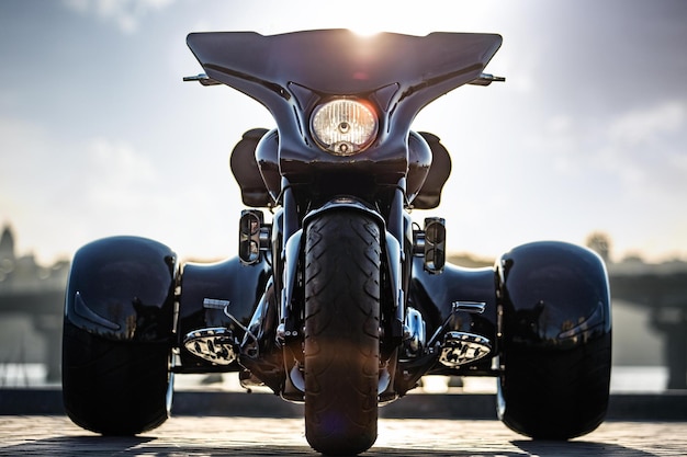 Фото Мотоцикл с большой передней шиной и надписью harley на ней.