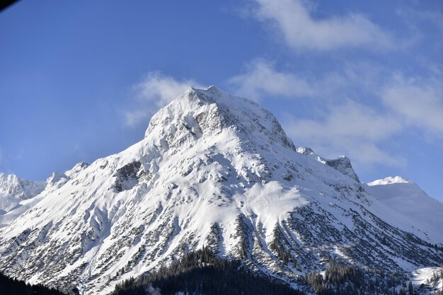 写真 雪が積もった山と青空