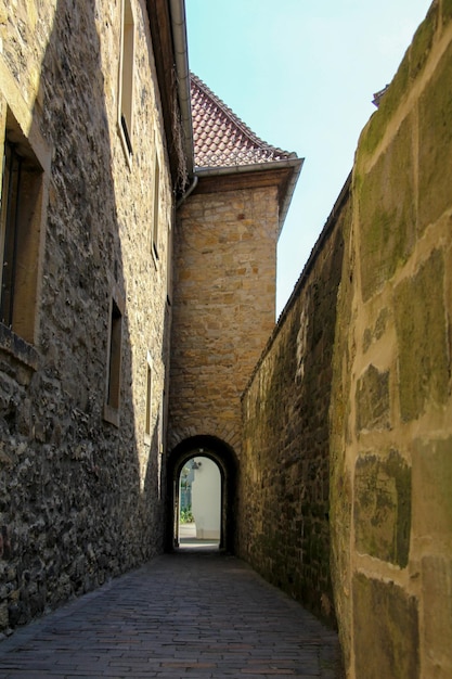 写真 レンガの壁とレンガ造りの建物を背景にした狭い路地。