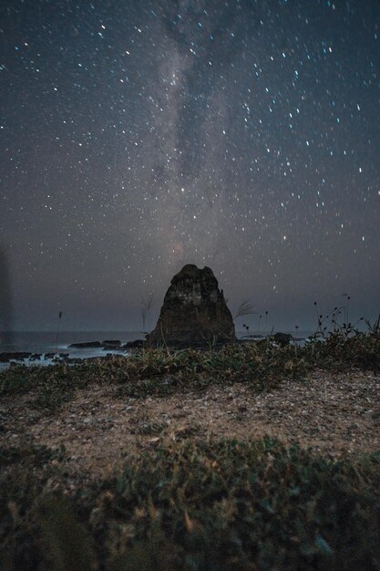 Фото Ночной снимок звезд и млечного пути