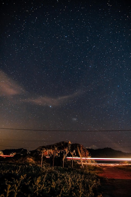 Фото Ночное небо с автомобилем на переднем плане и табличкой с надписью «звездные тропы».